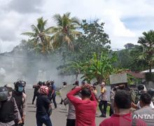 Bendera Bintang Kejora Berkibar di Tengah Ratusan Massa, Anggota Brimob jadi Korban - JPNN.com