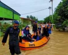 Hari Kedua, Polda Sumut Tambah Personel Brimob Membantu Warga Terdampak Banjir di Tebingtinggi - JPNN.com