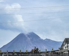 Gunung Merapi Keluarkan Asap, Sangat Jelas - JPNN.com