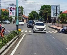 Viral, Ambulans Pembawa Pasien Covid-19 Lawan Arus di Jalan, Tabrak Polisi - JPNN.com