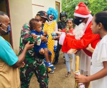 Keren, Prajurit Satgas Yonif 125/Simbisa Bersama Sinterklas Bagikan Kado Natal - JPNN.com