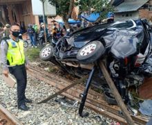 Kecelakaan di Perlintasan Kereta Api, Mobil Totoya Avanza Remuk, Nih Penampakannya - JPNN.com