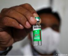 Di India, Petugas Kebersihan jadi Orang Pertama yang Terima Suntikan Vaksin Covid-19 - JPNN.com