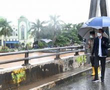 Jokowi Diguyur Hujan saat Tinjau Lokasi Banjir di Banjar - JPNN.com