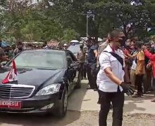Pengungsi Berebut, Pengawal Jokowi yang Berbadan Kekar Kewalahan - JPNN.com