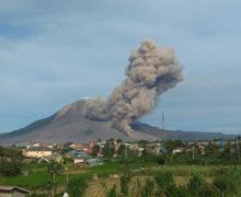 BPBD Catat Ketinggian Semburan Material Vulkanis Gunung Sinabung Capai 1.000 Meter - JPNN.com
