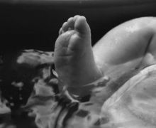 Bayi Dibuang di Atas Genting Rumah di Surabaya - JPNN.com