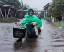 Bayi dan Balita Dievakuasi Akibat Banjir di Kota Singkawang - JPNN.com