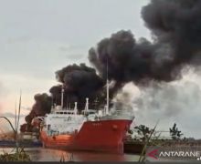 Versi Polisi, 3 Orang Meninggal Akibat Terbakarnya Kapal Tanker di Samarinda - JPNN.com