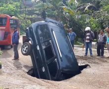 Ya Tuhan, Mobil yang Dikemudikan Andi Asmara Tiba-tiba Nyungsep Begini - JPNN.com