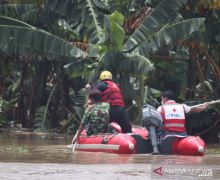 Di Tengah Lokasi Banjir, Terdengar Teriakan Minta Tolong - JPNN.com