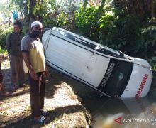 Ambulans Jatuh ke Sungai, 2 Orang Luka-luka - JPNN.com