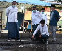 Setelah Salat Subuh, Bupati Arif Sugiyanto Pantau Jalan Rusak di Depan Pasar Petanahan - JPNN.com