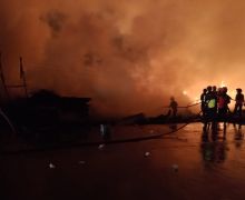Kebakaran di Bekasi, 6 Jadwal Perjalanan KRL Terganggu - JPNN.com