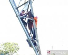 ASN Ini Nekat Panjat Tower Sutet, Bikin Heboh, Pengakuannya Bikin Geleng Kepala - JPNN.com