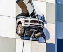 Mobil Mewah Ini Nyaris Terjun Bebas dari Gedung Parkir, Bikin Merinding  - JPNN.com