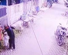 2 Orang Ini Memasukkan Sesuatu ke Karung, Beraksi Siang Bolong, Terekam CCTV - JPNN.com