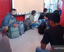 Sebuah Rumah Digerebek Polisi, 11 Pria dan Seorang Wanita Diamankan, Duh - JPNN.com