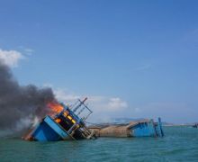 Lihat, Kapal Pencuri Ikan Berbendera Malaysia Ditenggelamkan, Dua Sekaligus - JPNN.com