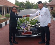 Sepasang Pengantin di Kebumen Terharu Naik Mobil Dinas Bupati - JPNN.com