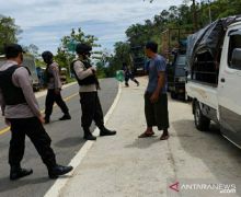 Lihat, Polisi Bersenjata Menyetop Pengendara di Perbatasan Sultra - Sulsel - JPNN.com