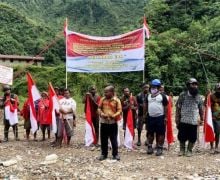 Merdeka! Merah Putih Berkibar di Distrik Tembagapura Papua, KKB jangan Macam-macam - JPNN.com