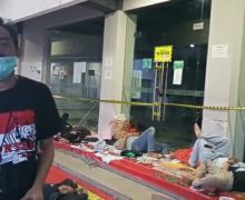 Tak Kunjung Ada Titik Terang, Para Ojol Segel Hingga Tidur di Depan Kantor Grab Surabaya - JPNN.com