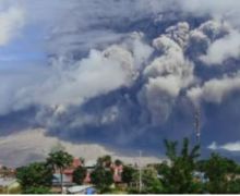 Sinabung Sempat Bergejolak, Meluncurkan Awan Panas, Level Siaga - JPNN.com