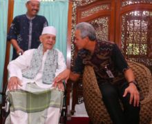 Pak Ganjar Sangat Kehilangan Sosok KH Sya'roni - JPNN.com