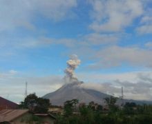 Hari Ini Sinabung 2 Kali Erupsi, Semburkan Abu Vulkanik Setinggi 1.000 Meter - JPNN.com