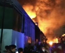 Kebakaran Hanguskan Sebuah Pabrik di Kalideres, Apinya Besar Banget - JPNN.com