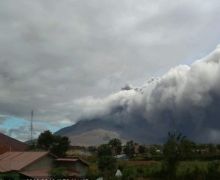 Lihat, Gunung Sinabung Erupsi Luncurkan Awan Panas - JPNN.com