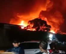 Puluhan Rumah di Penjaringan Ludes Terbakar, Lihat Tuh Apinya Besar Banget - JPNN.com