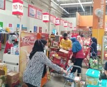 Supermarket Perang Diskon, Pengunjung Antre di Belakang Kasir, Ada yang Sampai ke Lahan Parkir - JPNN.com
