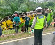 Bus Pengangkut Puluhan Penumpang Terguling di Jalinsum Mesuji, Begini Kondisinya - JPNN.com