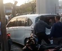 Honda Freed Dilempari Batu, Pengemudinya Dikeroyok Massa, Lihat Tuh.. - JPNN.com