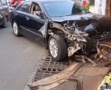 Kemudikan Toyota Camry, Soeroto Hadi Tabrak Motor, Mobil, dan Warung - JPNN.com