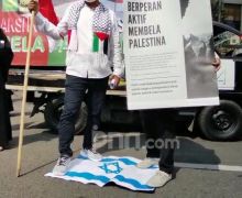 Massa Aksi Bela Palestina Menginjak-injak Bendera Israel - JPNN.com