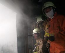 Tiga Kontrakan di Matraman Ludes Terbakar, 12 Unit Branwir Dikerahkan - JPNN.com