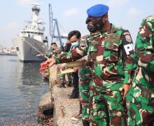 40 Hari Tenggelamnya KRI Nanggala 402, Prajurit TNI AL Tabur Bunga di Pelabuhan Tanjung Priok - JPNN.com