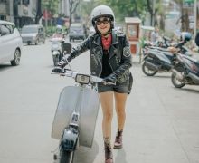 Sering Dibuat Repot Vespa Klasik 'Dodi', Poppy Sovia Tetap Sayang - JPNN.com