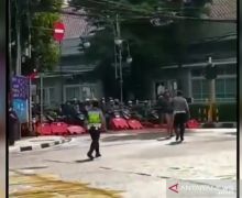 Sejumlah Pengendara Motor Menerobos Blokade, Polrestabes Bandung Langsung Bergerak - JPNN.com
