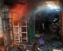 Kebakaran Hanguskan Toko Sembako dan Warung Tempe di Pasar Induk Kramat Jati - JPNN.com