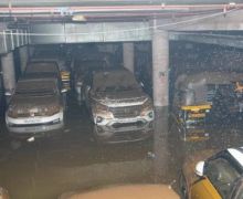 Alamak! Ratusan Mobil Ini Terendam Banjir Saat Sedang Diparkir - JPNN.com