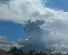 Gunung Sinabung Erupsi, Abu Vulkanik Menyembur Setinggi 4.500 Meter, Waspada - JPNN.com