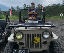 Begini Pose Keren Apriyani Rahayu di Atas Jeep Klasik - JPNN.com