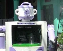 Keren, Warga Bubutan Rakit Robot untuk Semprot Disinfektan di Sekitar Lingkungan - JPNN.com
