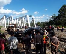 Nissan Navara Remuk Ditabrak Kereta Api, Bakhrudin dan Bambang Lolos dari Maut - JPNN.com