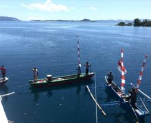 Lihat Para Nelayan Upacara dari Atas Perahu, Keren! - JPNN.com