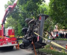 Panik Ada Penyeberang, Pikap Terjun ke Parit - JPNN.com